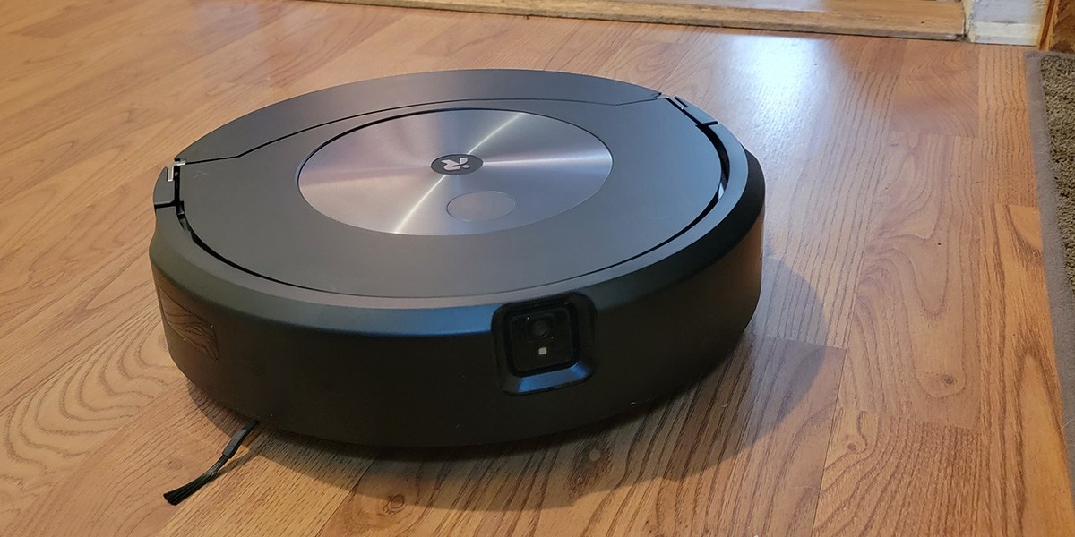 Combo j7+ navigates across hard flooring. Combo j7+ navigates across hard flooring.