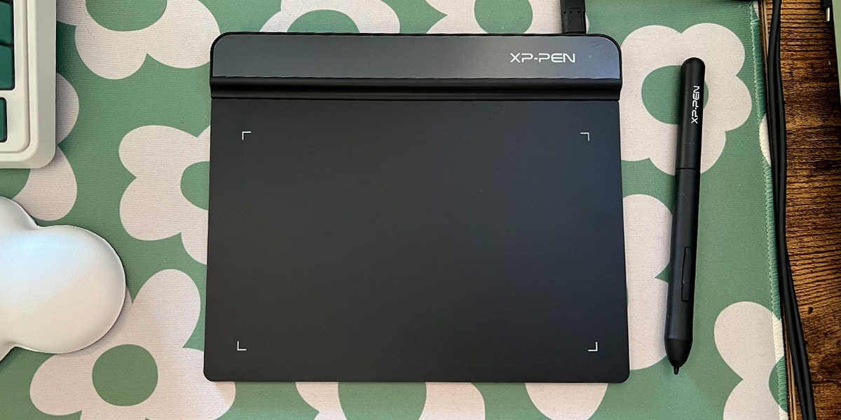 XP-Pen Star G640 and stylus pen on green and white background XP-Pen Star G640 and stylus pen on green and white background