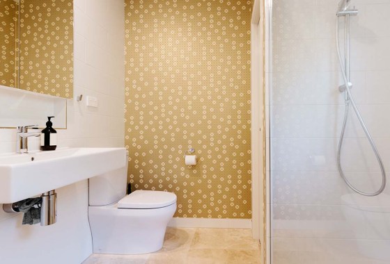 What kind of wallpaper is best for bathrooms?