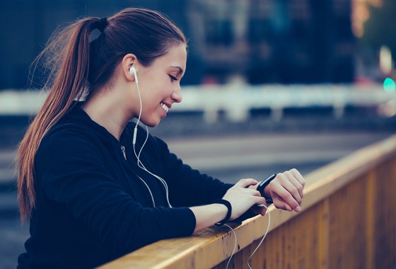 Fitbit Charge 4 vs. Fitbit Versa 3