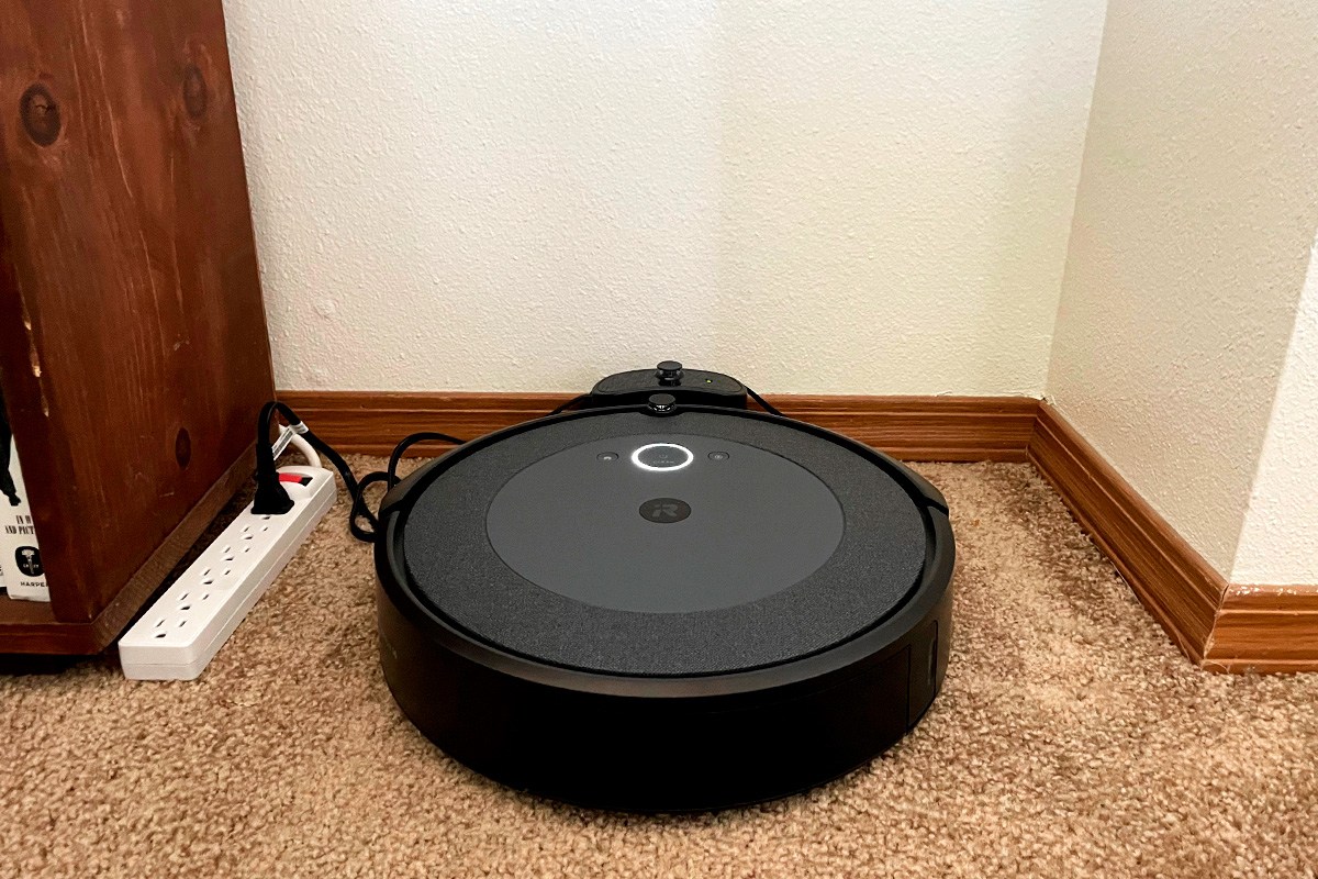 iRobot Roomba i4 charging